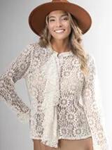 Camisa de encaje color crema, con corte clásico, volado frontal y botones al frente.