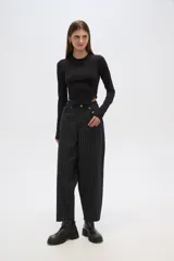 Top negro de manga larga, al cuerpo y cuello a la base.