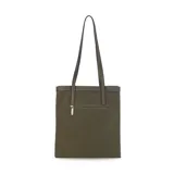 Cartera tipo tote de estructura vertical, color negro, con doble asa larga para llevar al hombro y correa desmontable y regulable. Cuenta con bolsillo frontal exterior de fácil acceso y detalles de costuras visibles.