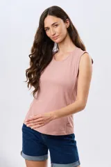Musculosa de algodón color beige, de corte clásico con cuello redondo y diseño liso.