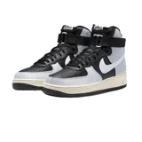 Championes Nike Air Force 1 High 07, con diseño de caña alta, cuerpo en cuero negro y paneles laterales con textura moteada en gris. Presenta el logo Swoosh en blanco, correa ajustable en el tobillo y suela de goma con efecto envejecido.