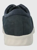 Zapato casual de hombre Hush Puppies modelo Spinal Street, confeccionado en cuero gamuzado color azul marino. Presenta cierre mediante cordones al tono, interior forrado y una suela de EVA y goma en color beige que ofrece amortiguación y retorno de energía. Incluye tecnología Dual Fit con doble plantilla extraíble para un ajuste personalizado.