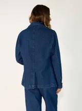 Chaqueta de gabardina color tostado con cuello de piel sintética en tono marrón, cierre frontal con botones y bolsillos delanteros con solapa.
