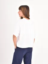 Remera de corte boxy y holgado, con cuello redondo y mangas cortas, en color negro liso.