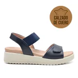 Sandalias de cuero azul marino con plataforma baja color crema. Tiras anchas con ajuste de velcro y elástico.