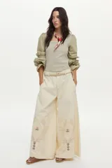 Blusa de rib y popelina color blanco, con calce al cuerpo, escote cuadrado y mangas voluminosas con volados.