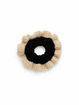 Gomita para el pelo tipo scrunchie de tejido de punto, con diseño bicolor que combina un centro negro con un borde exterior en color beige.
