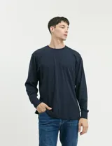 Remera de manga larga color negro, con cuello redondo y puños en punto canalé.