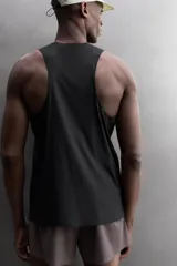 Musculosa deportiva Zara Athleticz de tejido ligero y elástico con paneles laterales de malla transpirable. Presenta cuello redondo, sisas amplias y bajo con aberturas laterales.