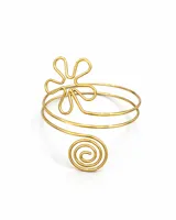 Brazalete dorado para la parte superior del brazo, con diseño de alambre en espiral que termina en una flor y un espiral.