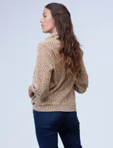 Buzo de tejido velour color multicolor con cuello volcado y terminación anudada. Manga ¾ con puño elastizado.