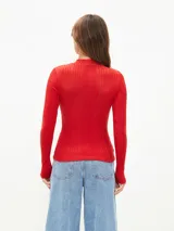 Polera de tejido acanalado en color rojo, con cuello alto y mangas largas.