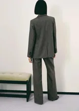 Pantalon recto de tiro alto confeccionado en tejido de mezcla de lana con diseño jaspeado. Cuenta con cierre de cremallera lateral.