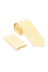Corbata color amarillo pálido con diseño floral en relieve, incluye pañuelo de bolsillo a juego.
