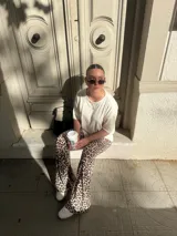 Remerón de manga corta color crema, tejido en morley viscosa, con cuello redondo y textura acanalada.