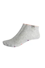 Pack de tres pares de medias tobilleras blancas con lunares de colores y borde superior celeste.