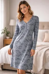 Camisón de manga larga con escote en V y cierre frontal de dos botones. Presenta un estampado de hojas oscuras sobre una base gris.