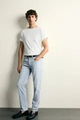 Jeans slim fit de tiro medio, color celeste claro con efecto lavado. Confeccionados en tejido elástico, cuentan con diseño de cinco bolsillos y cierre frontal con cremallera y botón metálico.