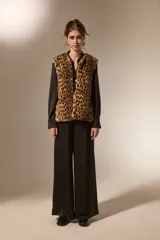 Chaleco sin mangas con diseño de estampado animal print de leopardo, confeccionado en piel sintética.
