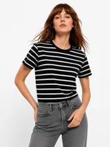 Remera clásica a rayas horizontales blancas y negras, de manga corta y cuello redondo.