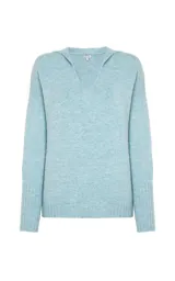 Sweater de punto en color celeste, con diseño de cuello en V y capucha integrada. Presenta mangas largas con puños acanalados y un corte holgado.