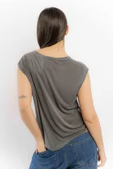 Remera gris con escote en V y mangas cortas.
