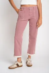 Pantalón de jean de corte recto, tiro medio, con estampado de rayas verticales color rojo y blanco.