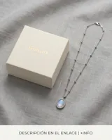 Collar de acero con cadena de eslabones finos con pequeñas esferas intercaladas y dije ovalado con piedra de la luna engarzada.
