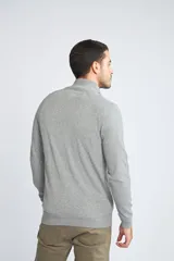 Campera tejida de algodón con cierre frontal completo, cuello alto y mangas largas. Presenta un diseño básico con logo bordado en el pecho.