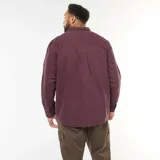 Sobrecamisa de algodón en color púrpura, con cuello clásico, cierre frontal de botones y un bolsillo aplicado en el pecho.