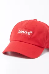 Gorra de béisbol roja con logo Levi's Batwing bordado en blanco en el frente.