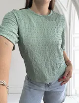 Blusa de manga corta color verde menta con cuello redondo y textura arrugada o plisada en toda la prenda.