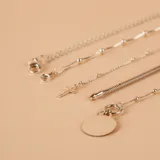 Pulsera de plata 925 de diseño minimalista y acabado pulido, con estructura rígida y cierre oculto.