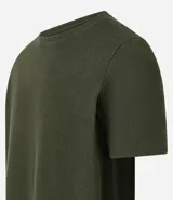 Remera de manga corta y cuello redondo, confeccionada en tejido de media malla con textura vertical. Presenta un diseño minimalista y ligero, ideal para un uso versátil y cómodo.