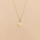 Dije redondo de oro amarillo 18k, liso y pulido, ideal para grabar.