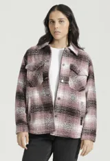 Campera Levis tipo shacket a cuadros rosas, negros y blancos, con cierre frontal con botones a presión, cuello camisero, bolsillos con solapa abotonada en el pecho y corte recto.