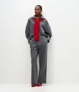 Pantalón sastre de corte wide leg en tejido crepé color gris. Presenta cintura elástica con cordón de ajuste, bolsillos laterales y una caída fluida.