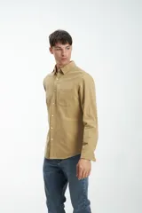 Camisa de manga larga color ladrillo confeccionada en pana de algodón con calce clásico, bolsillo en el pecho y botones personalizados.