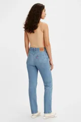 Pantalón de jean celeste con roturas en las rodillas, de corte recto y tiro alto.