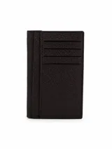 Monedero de cuero sintético con textura granulada, diseño rectangular con solapa en punta y cierre mediante botón a presión central.