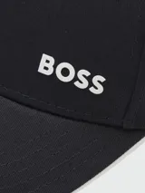 Gorro tipo gorra Boss modelo Bold, de color blanco con detalle de la marca en relieve en el lateral frontal.