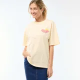 Remera de corte oversize color amarillo claro, con estampa gráfica en la espalda que representa una lata de sardinas con limón sobre un fondo de cuadrillé rojo.