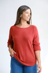 Sweter de punto color terracota, con escote a la base y mangas largas. Presenta un diseño holgado y versátil, ideal para uso diario.