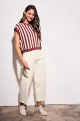 Chaleco de punto con rayas verticales color beige y marrón, de corte holgado y sin mangas.