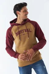 Buzo canguro gris con mangas ranglan azul marino, capucha con cordones ajustables y bolsillo delantero. Estampado frontal con el logo de la marca y el año de fundación.