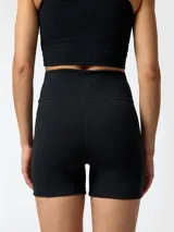 Short deportivo negro de tiro alto con bolsillo en el lateral izquierdo, confeccionado con tecnología Aloe Vera para mayor suavidad.