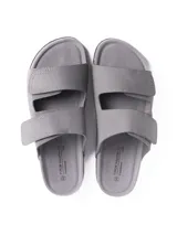 Sandalia de dos tiras con cierre de velcro, confeccionada en material símil cuero color gris. Cuenta con plantilla anatómica con base de corcho y suela de goma negra.