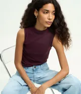 Musculosa básica de canalé color beige, de cuello alto y diseño sin mangas con calce al cuerpo.