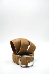 Cinturón de cuero con pelo en tono marrón, con hebilla metálica plateada de diseño rectangular.