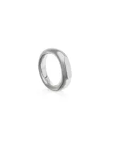 Anillo de plata de ley con forma redondeada y superficie lisa.